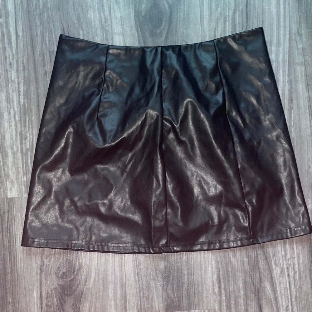 Cupshe Black Faux Leather Mini Skirt with Subtle Pleats